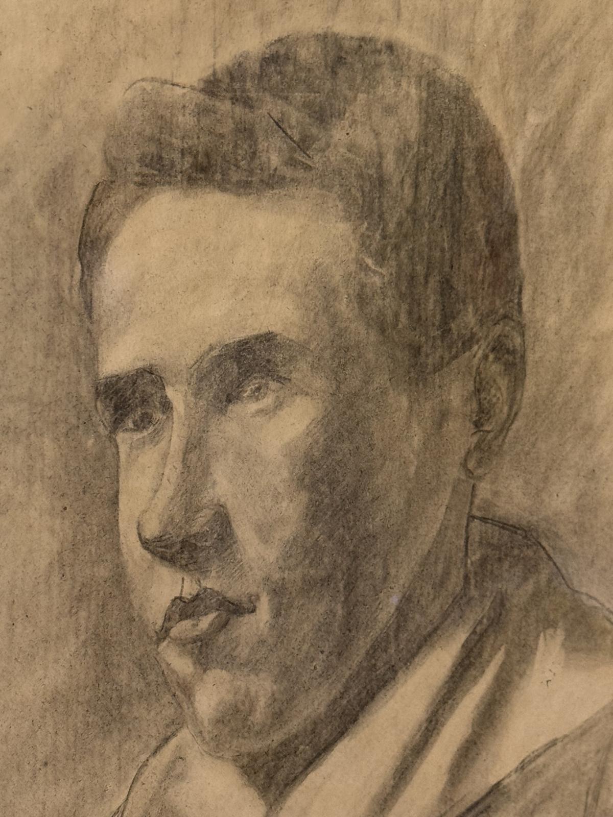 Portret masculin italian realizat în cărbune și creion, datat 18 februarie 1924 și marcat cu un monogram neidentificat.