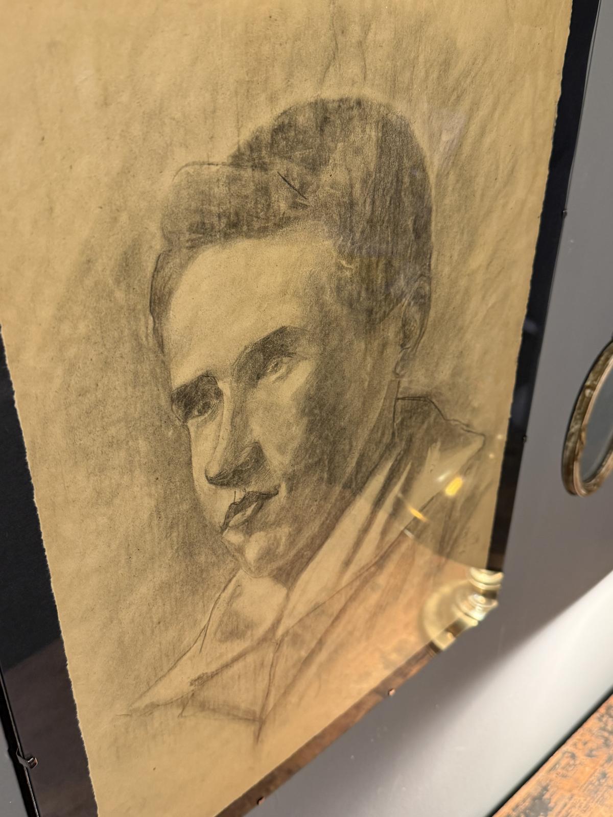 Portret masculin italian realizat în cărbune și creion, datat 18 februarie 1924 și marcat cu un monogram neidentificat.