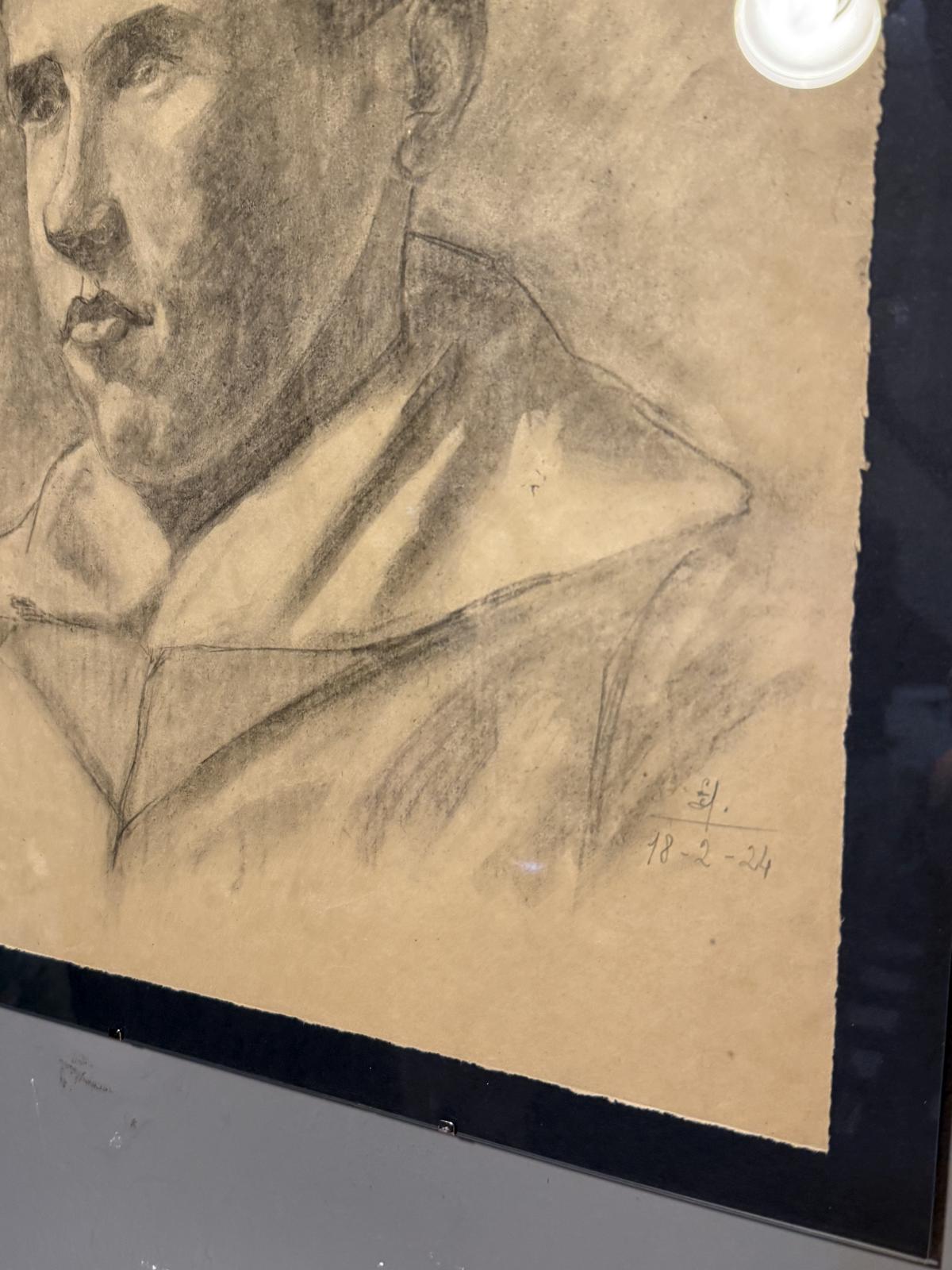 Portret masculin italian realizat în cărbune și creion, datat 18 februarie 1924 și marcat cu un monogram neidentificat.