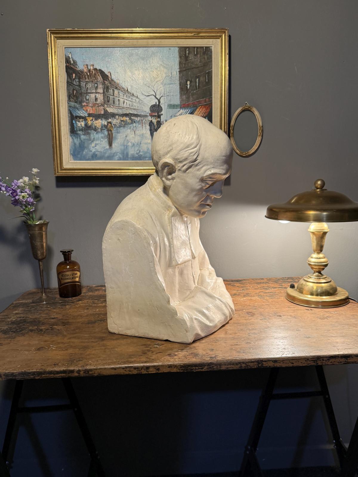 Sculptură veche belgiană din ghips reprezentând un cleric cu mâinile împreunate. Portret expresiv din prima jumătate a secolului XX.