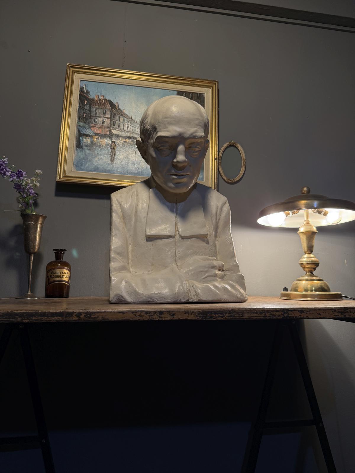 Sculptură veche belgiană din ghips reprezentând un cleric cu mâinile împreunate. Portret expresiv din prima jumătate a secolului XX.