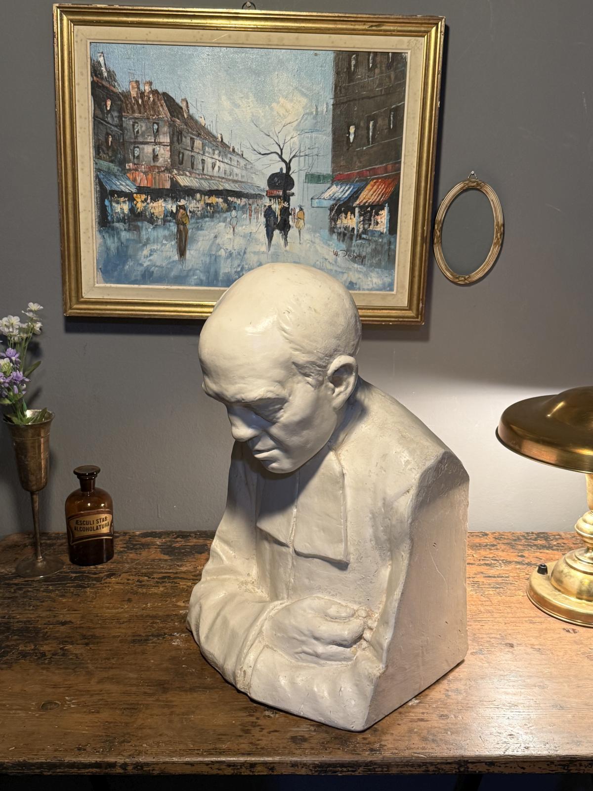 Sculptură veche belgiană din ghips reprezentând un cleric cu mâinile împreunate. Portret expresiv din prima jumătate a secolului XX.
