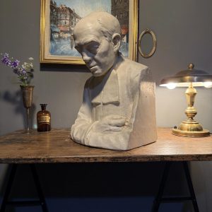 Sculptură veche belgiană din ghips reprezentând un cleric cu mâinile împreunate. Portret expresiv din prima jumătate a secolului XX.