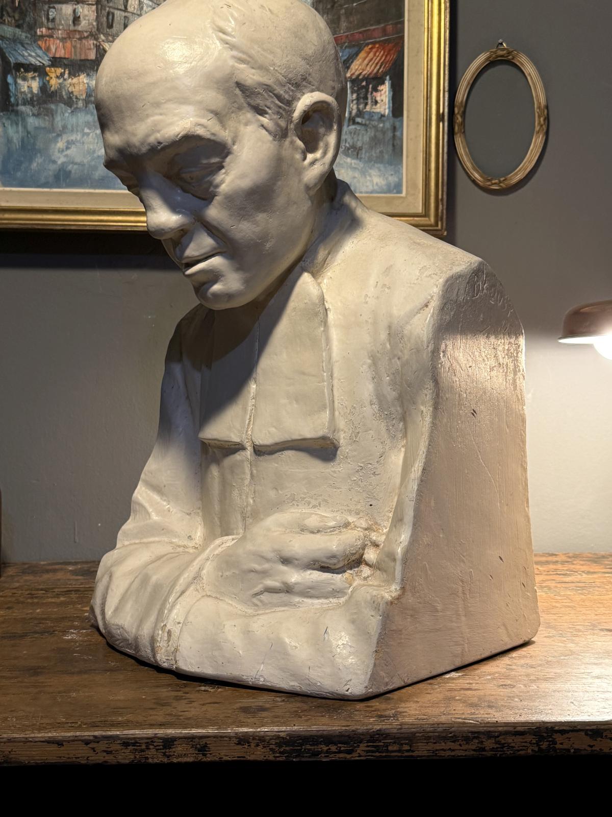 Sculptură veche belgiană din ghips reprezentând un cleric cu mâinile împreunate. Portret expresiv din prima jumătate a secolului XX.