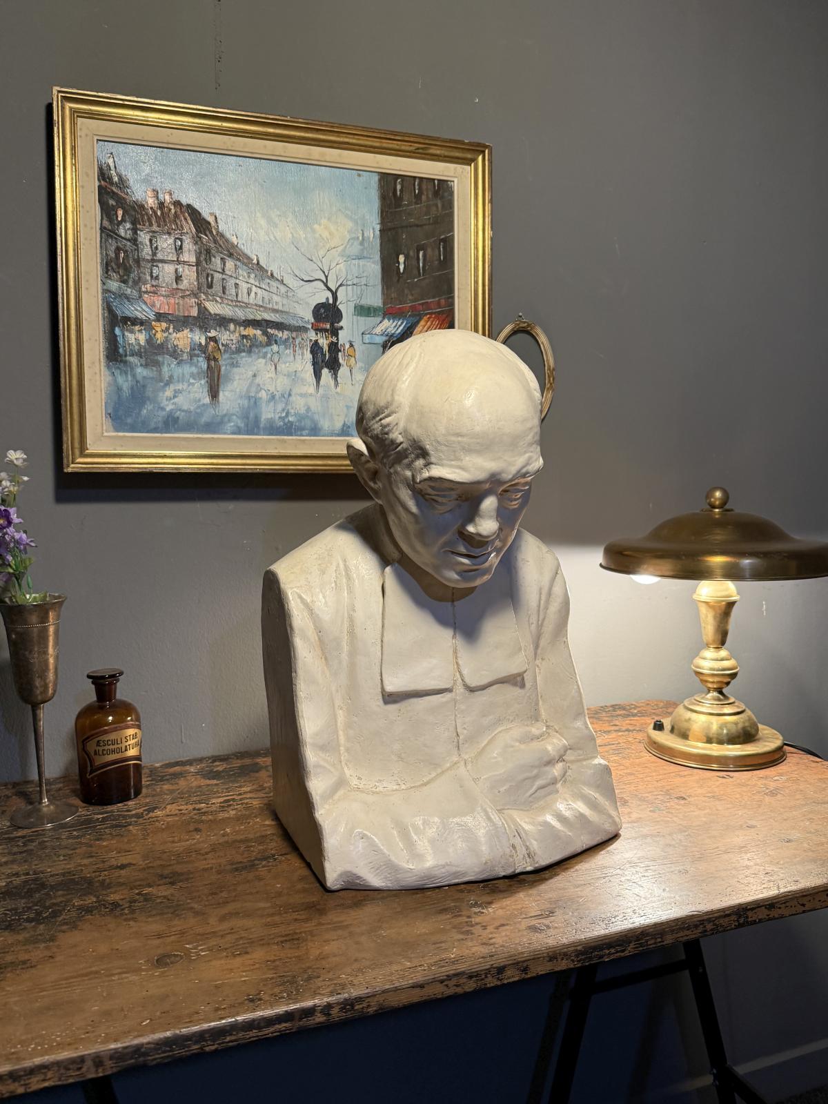 Sculptură veche belgiană din ghips reprezentând un cleric cu mâinile împreunate. Portret expresiv din prima jumătate a secolului XX.