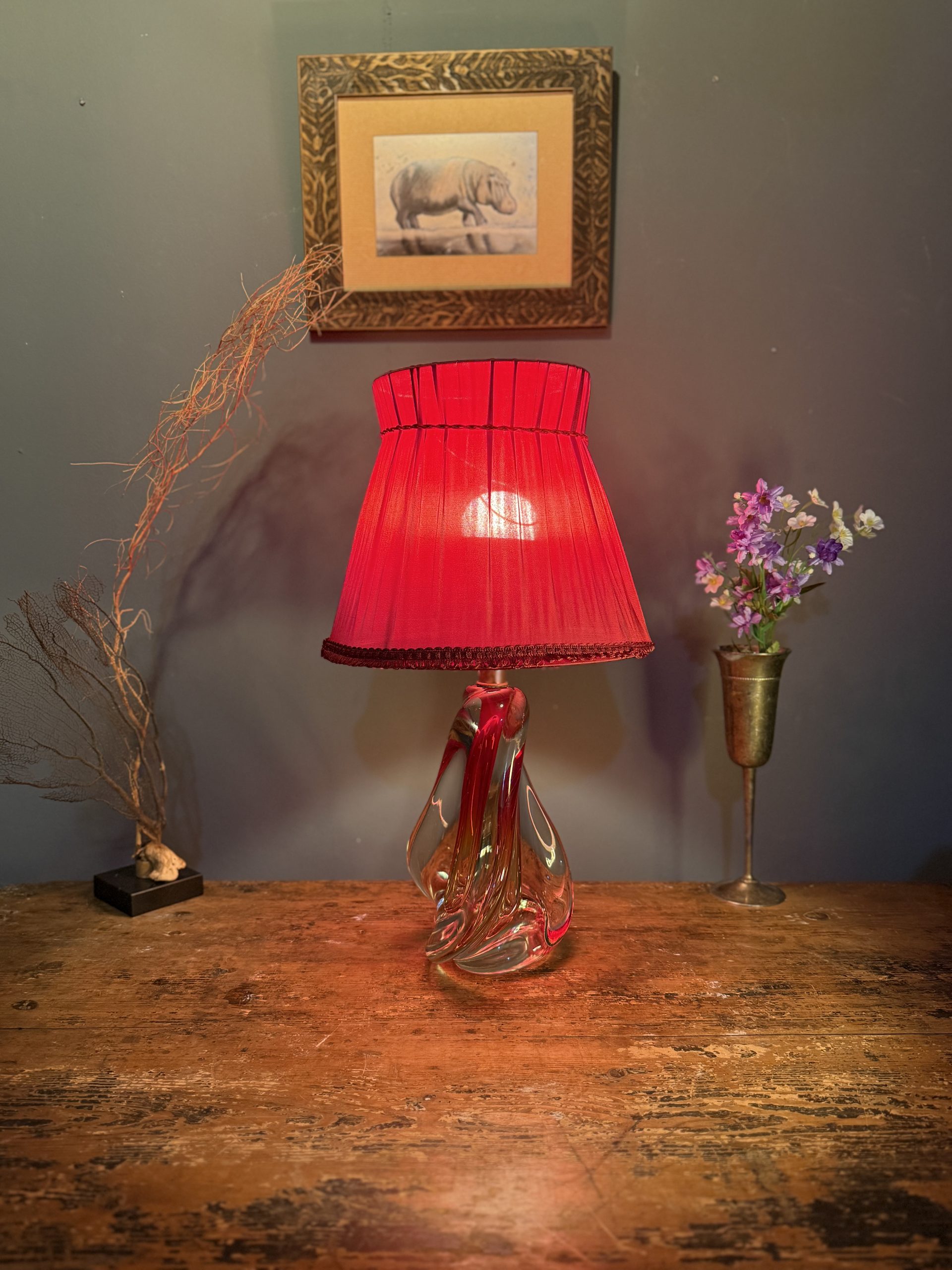 Lampă de masă din cristal masiv, cu formă sculpturală și abajur vechi din material textil roșu. Înălțime totală 47 cm.