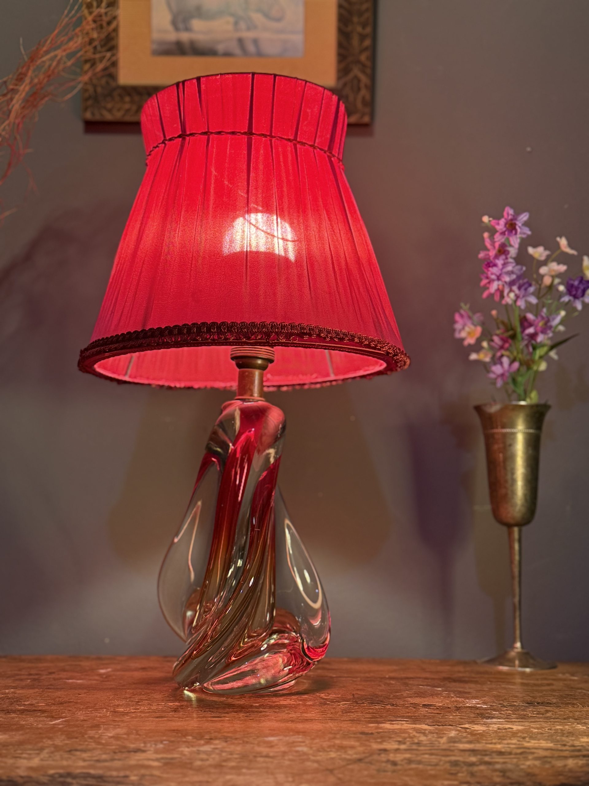 Lampă de masă din cristal masiv, cu formă sculpturală și abajur vechi din material textil roșu. Înălțime totală 47 cm.