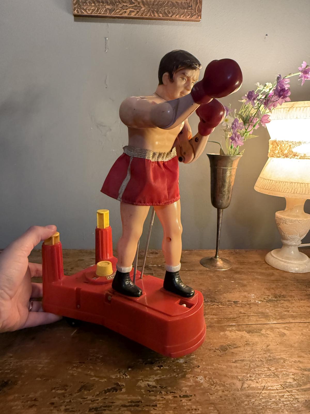 Boxer mecanic vintage Big Boxe, produs în Singapore în anii 1970. Mecanism funcțional și înălțime de 35 cm.