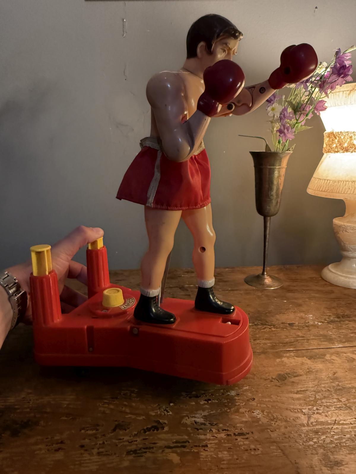 Boxer mecanic vintage Big Boxe, produs în Singapore în anii 1970. Mecanism funcțional și înălțime de 35 cm.