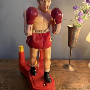 Boxer mecanic vintage Big Boxe, produs în Singapore în anii 1970. Mecanism funcțional și înălțime de 35 cm.