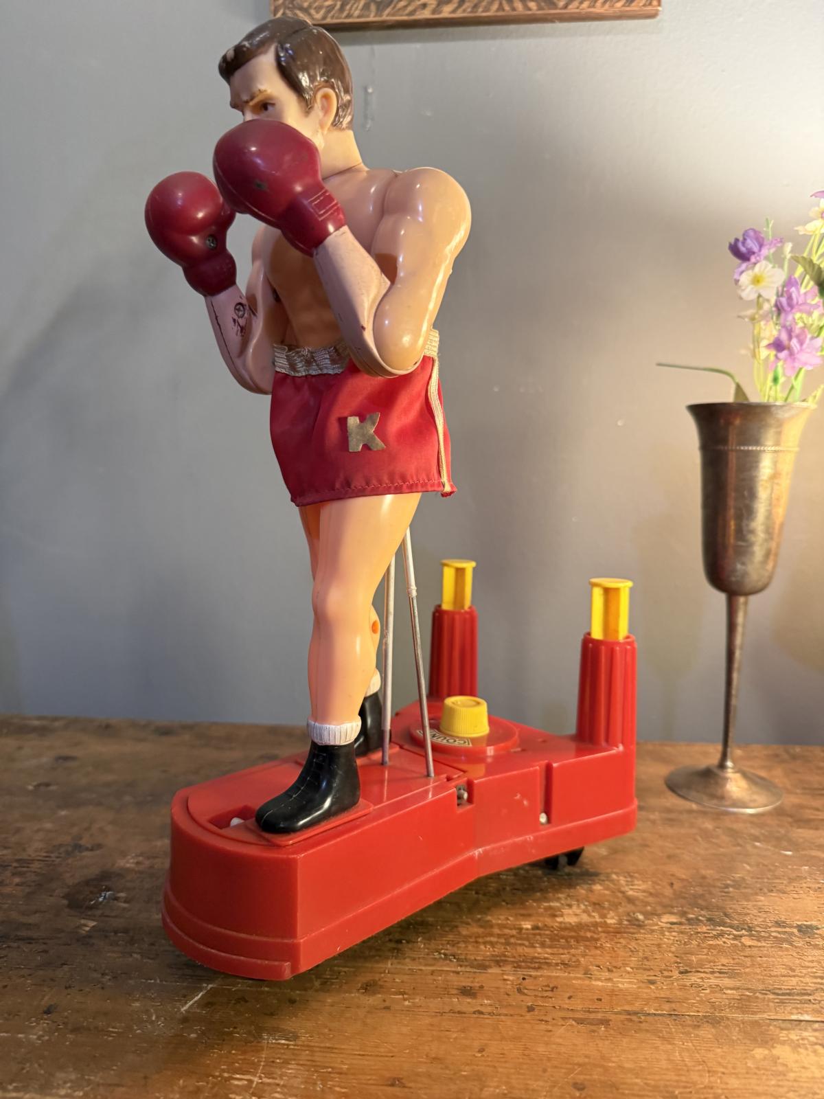 Boxer mecanic vintage Big Boxe, produs în Singapore în anii 1970. Mecanism funcțional și înălțime de 35 cm.