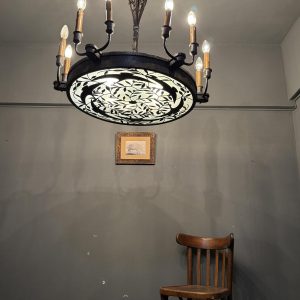 Candelabru vechi monumental din fier forjat, decorat cu păsări și frunze, prevăzut cu 18 surse de lumină și două circuite.