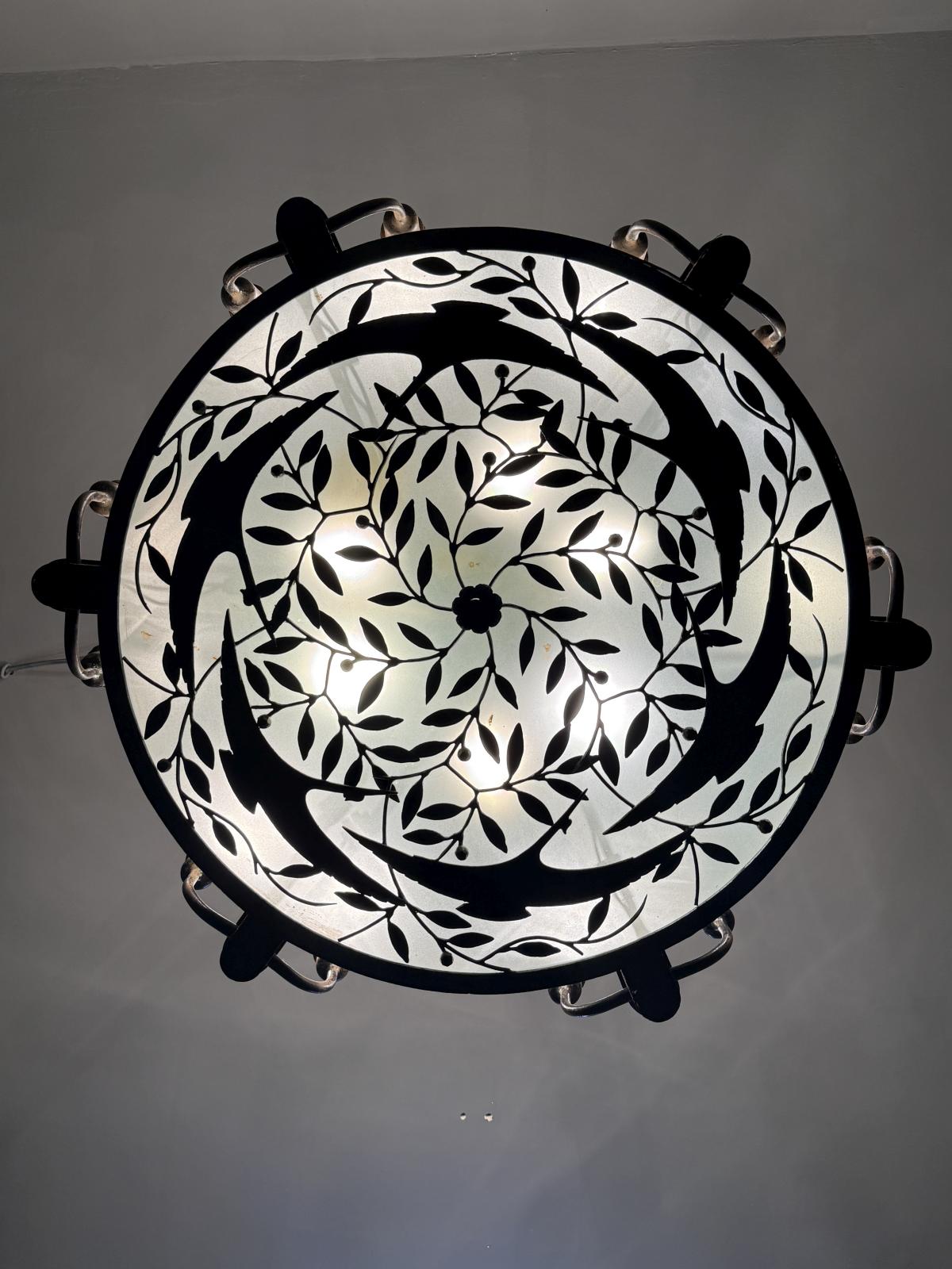 Candelabru vechi monumental din fier forjat, decorat cu păsări și frunze, prevăzut cu 18 surse de lumină și două circuite.