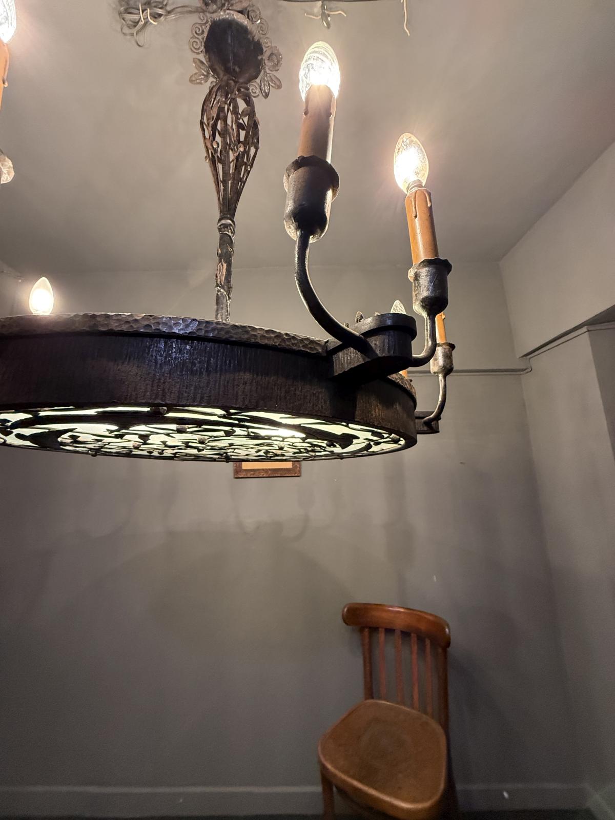 Candelabru vechi monumental din fier forjat, decorat cu păsări și frunze, prevăzut cu 18 surse de lumină și două circuite.