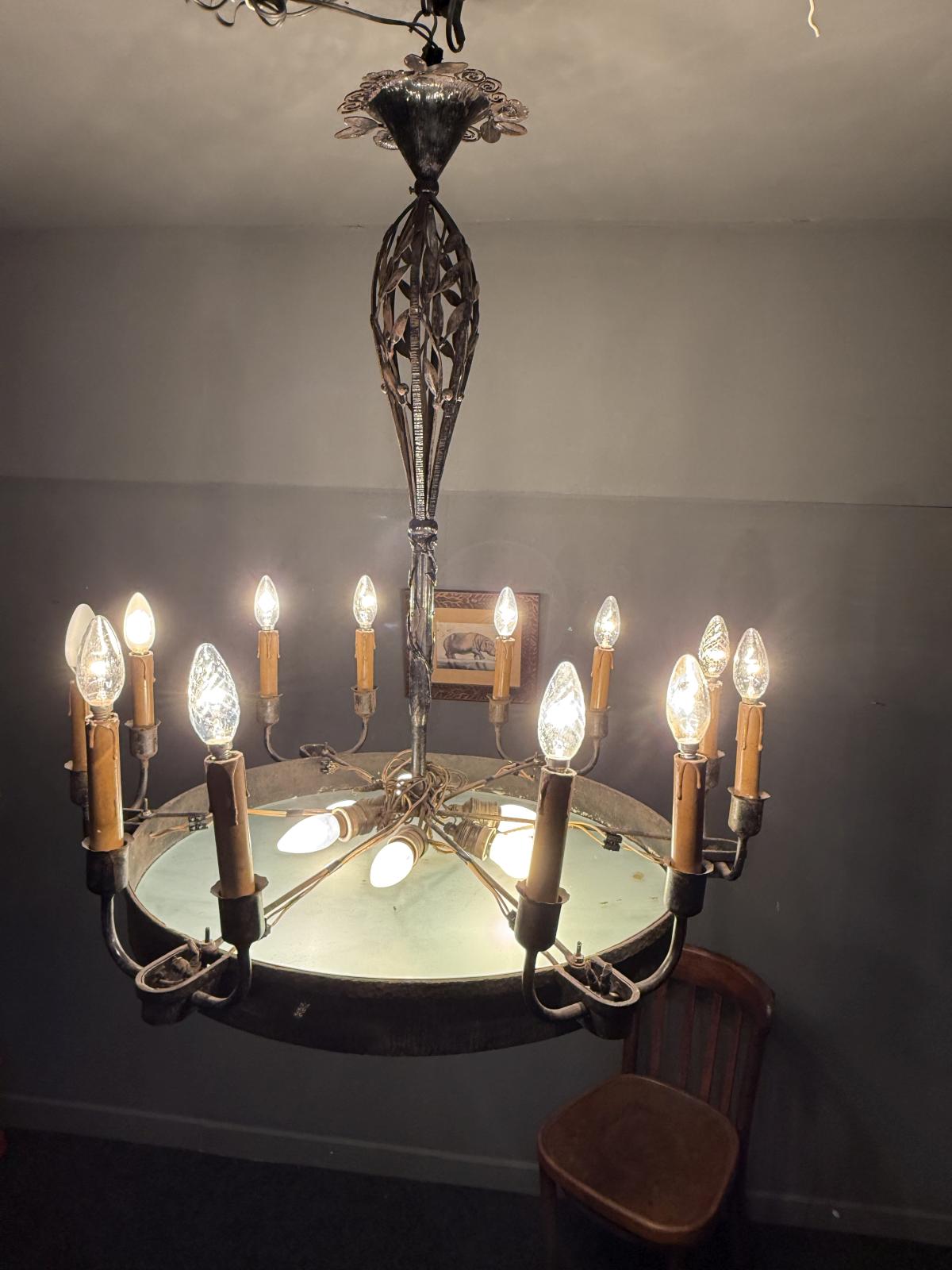 Candelabru vechi monumental din fier forjat, decorat cu păsări și frunze, prevăzut cu 18 surse de lumină și două circuite.