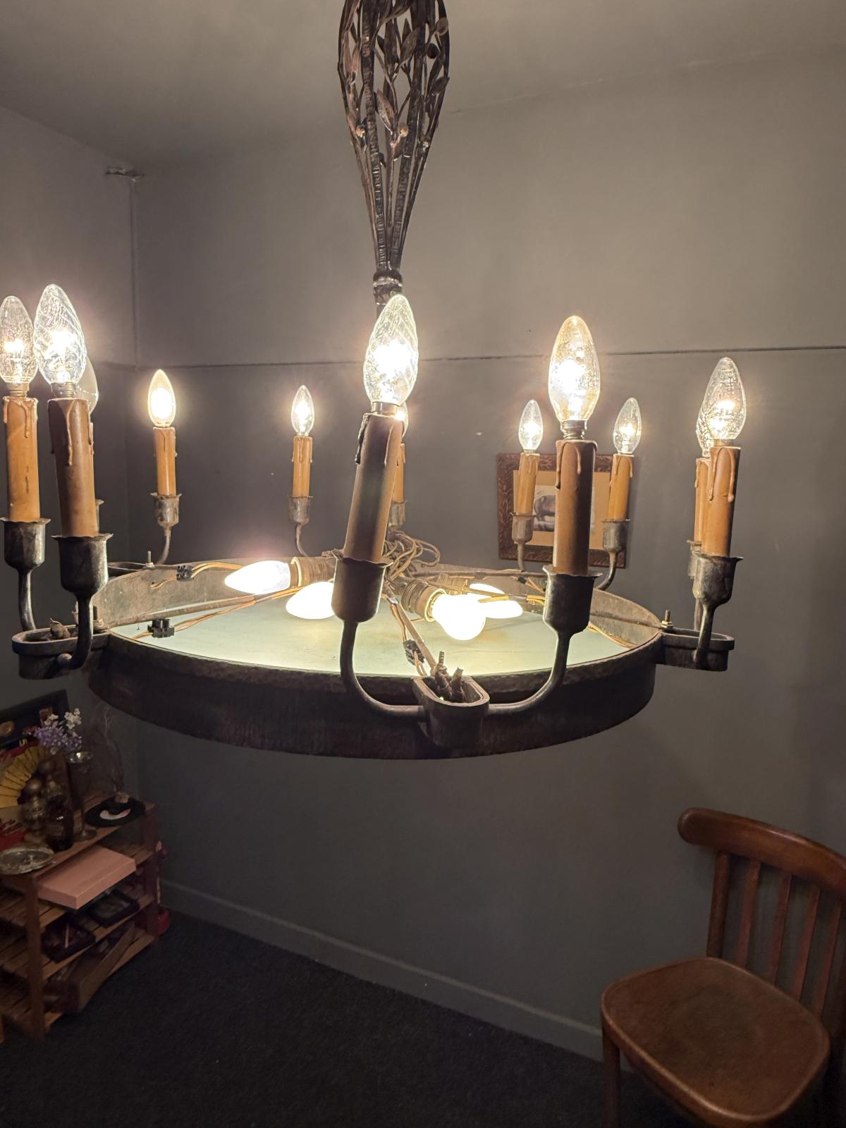 Candelabru vechi monumental din fier forjat, decorat cu păsări și frunze, prevăzut cu 18 surse de lumină și două circuite.
