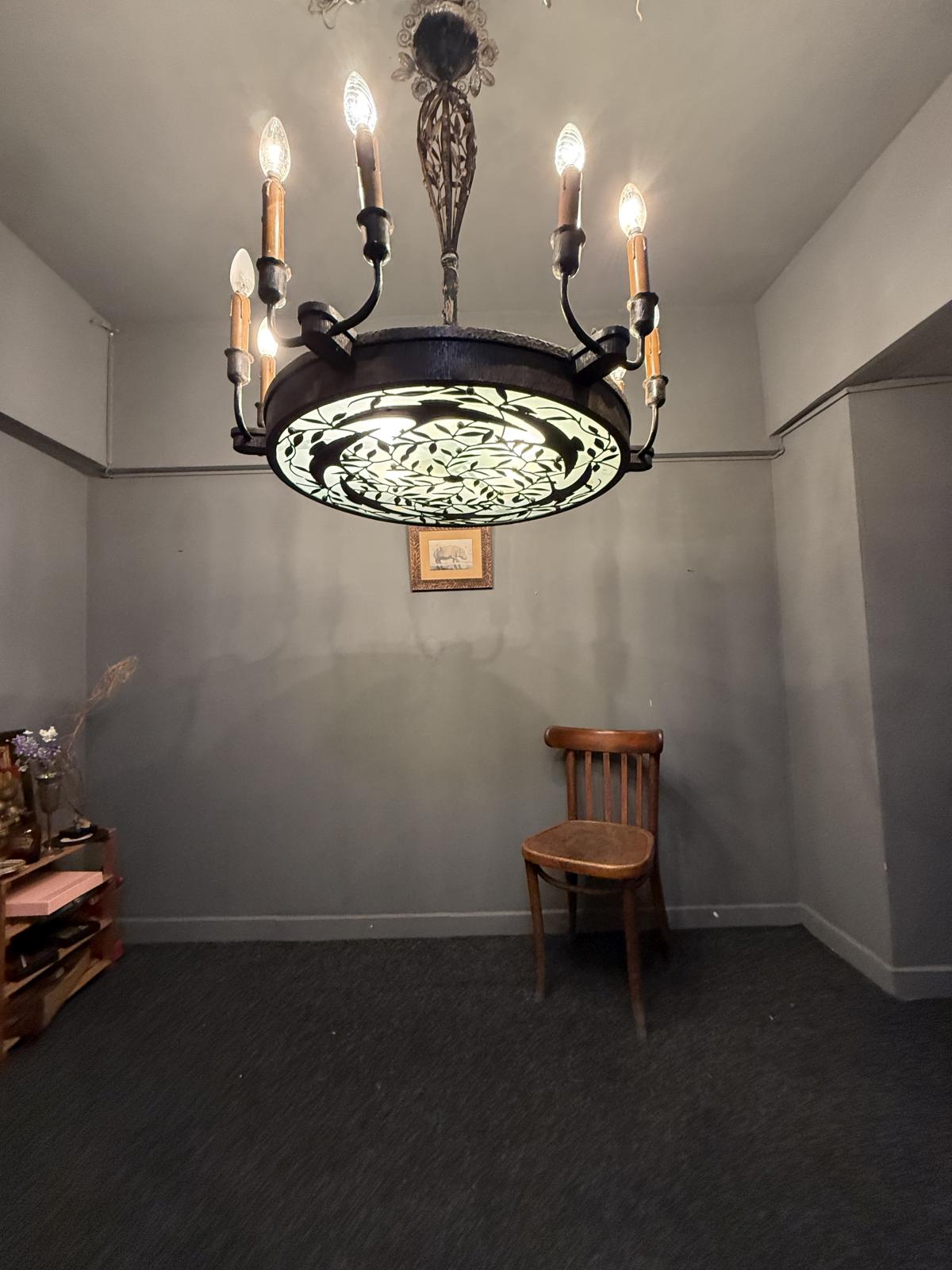 Candelabru vechi monumental din fier forjat, decorat cu păsări și frunze, prevăzut cu 18 surse de lumină și două circuite.