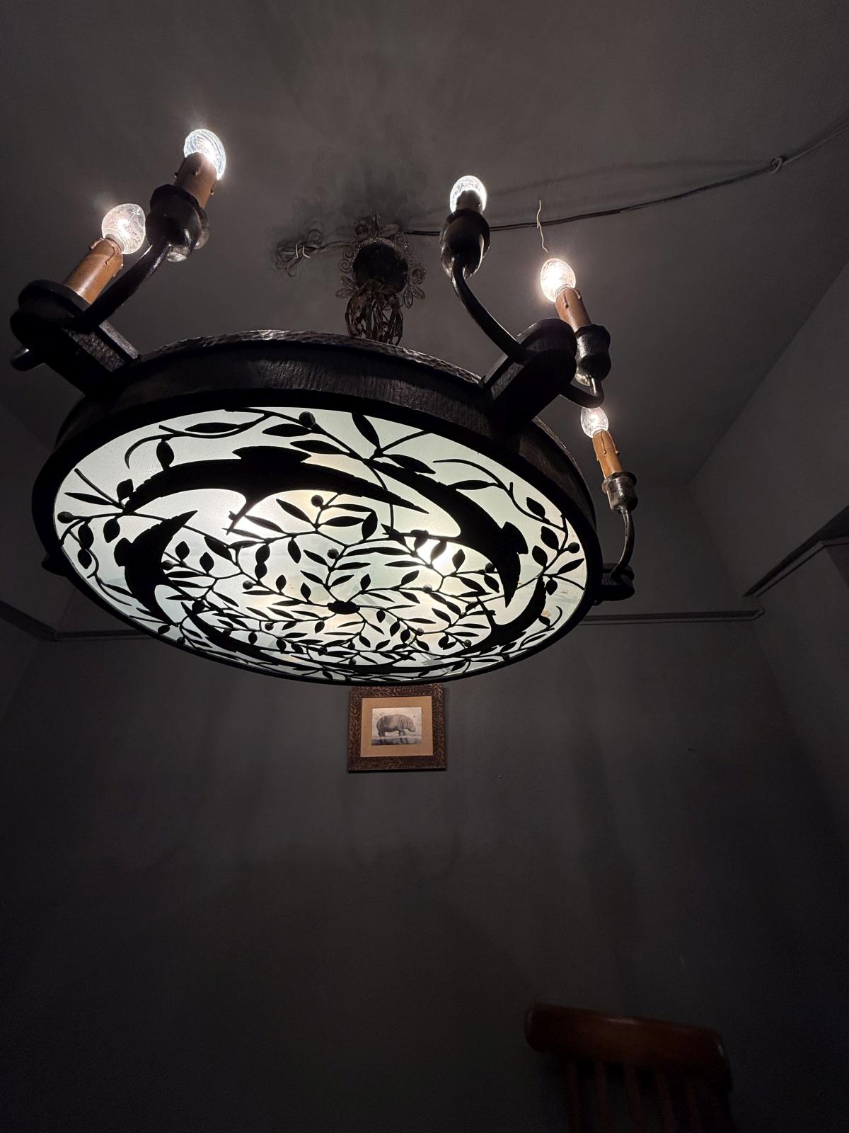 Candelabru vechi monumental din fier forjat, decorat cu păsări și frunze, prevăzut cu 18 surse de lumină și două circuite.
