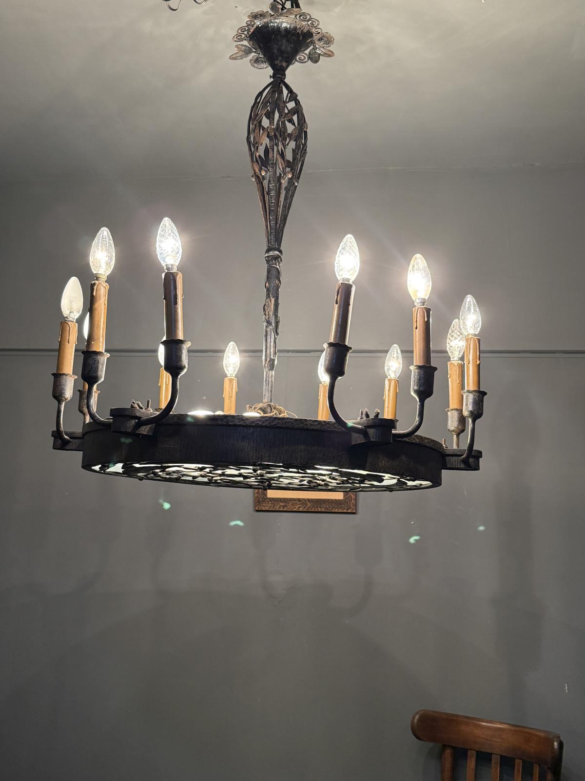 Candelabru vechi monumental din fier forjat, decorat cu păsări și frunze, prevăzut cu 18 surse de lumină și două circuite.