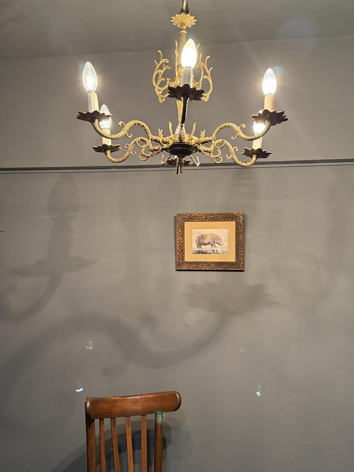 Candelabru vintage din alamă cu șase brațe și decorațiuni vegetale bogate. Diametru 60 cm, înălțime totală 78 cm, 6 becuri E14.