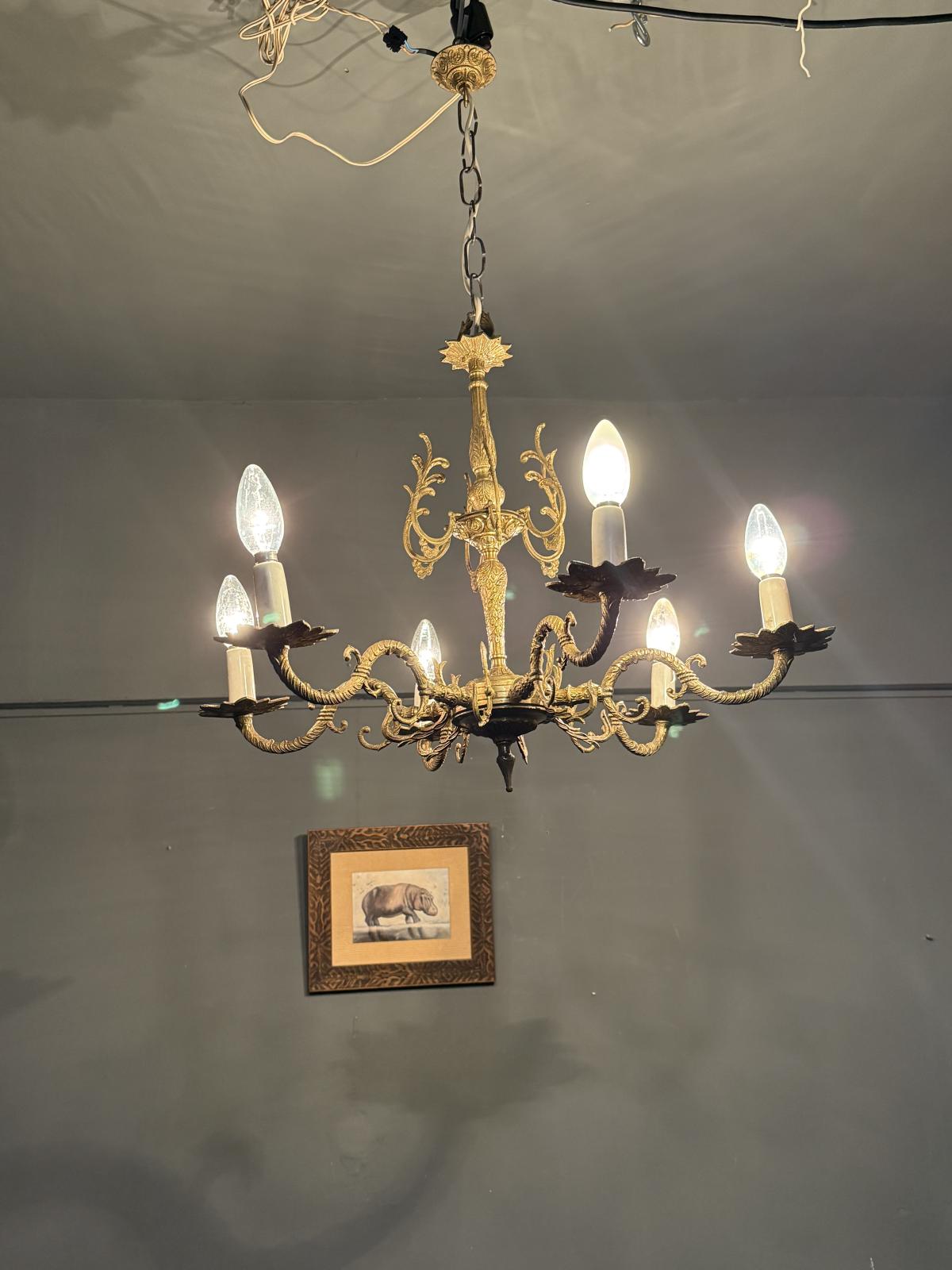 Candelabru vintage din alamă cu șase brațe și decorațiuni vegetale bogate. Diametru 60 cm, înălțime totală 78 cm, 6 becuri E14.