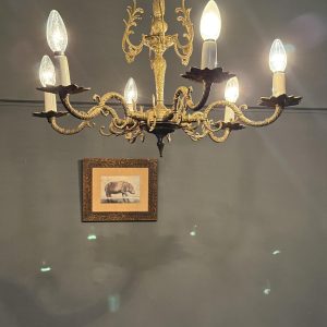 Candelabru vintage din alamă cu șase brațe și decorațiuni vegetale bogate. Diametru 60 cm, înălțime totală 78 cm, 6 becuri E14.
