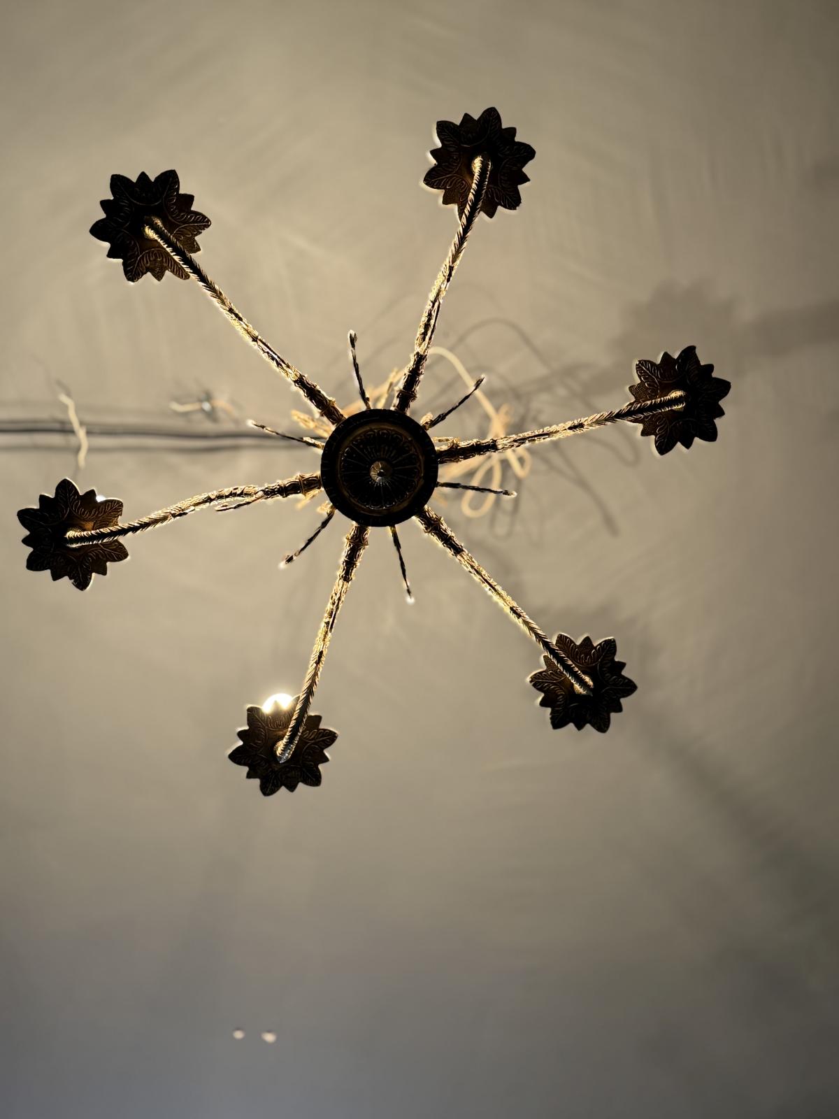 Candelabru vintage din alamă cu șase brațe și decorațiuni vegetale bogate. Diametru 60 cm, înălțime totală 78 cm, 6 becuri E14.