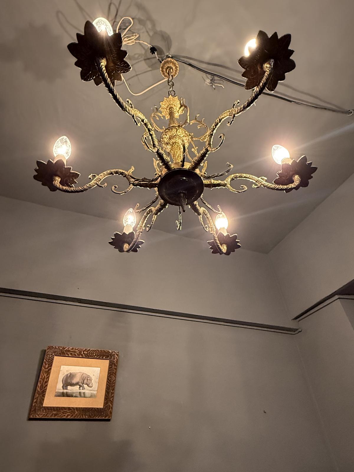 Candelabru vintage din alamă cu șase brațe și decorațiuni vegetale bogate. Diametru 60 cm, înălțime totală 78 cm, 6 becuri E14.