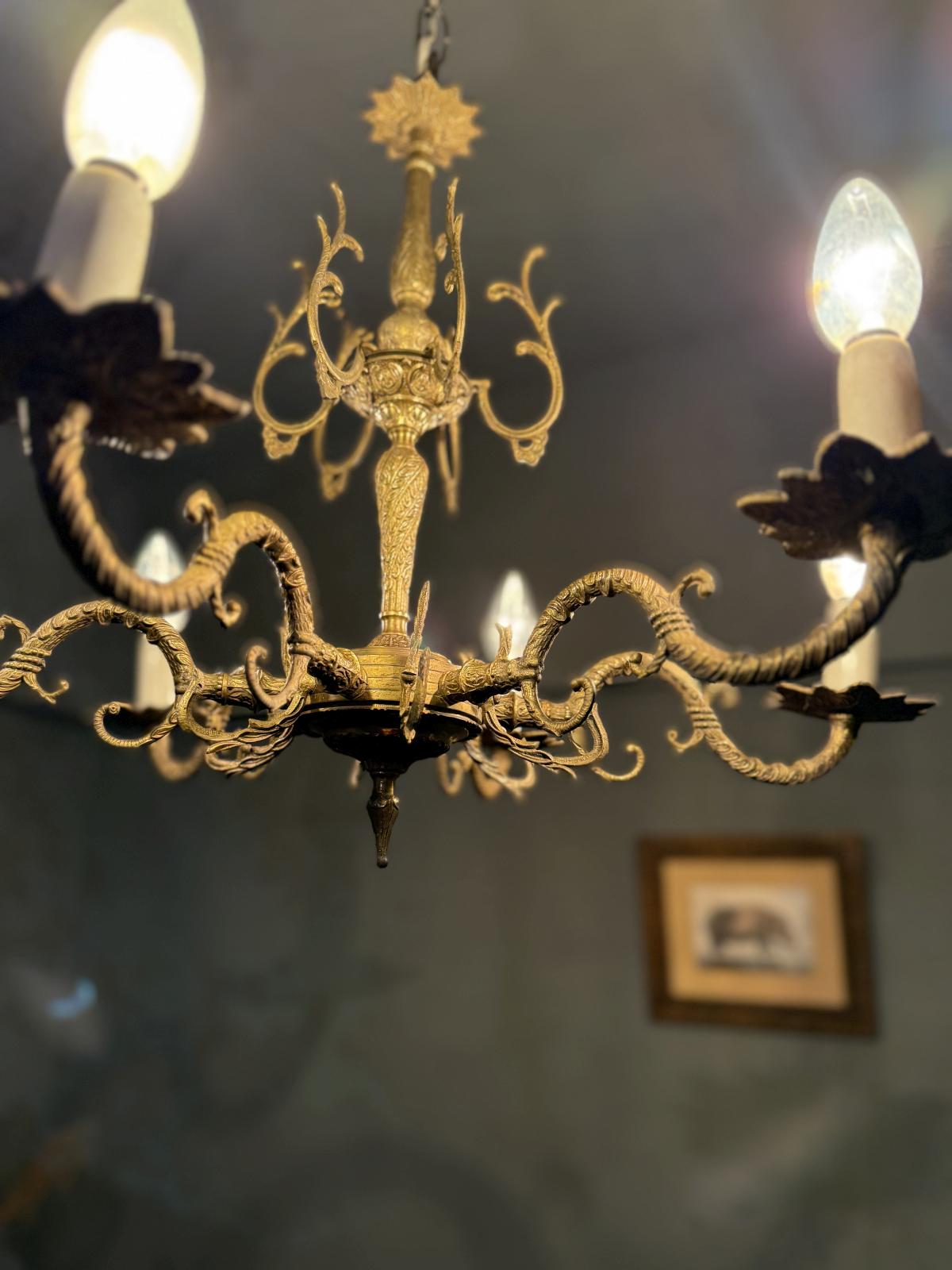 Candelabru vintage din alamă cu șase brațe și decorațiuni vegetale bogate. Diametru 60 cm, înălțime totală 78 cm, 6 becuri E14.