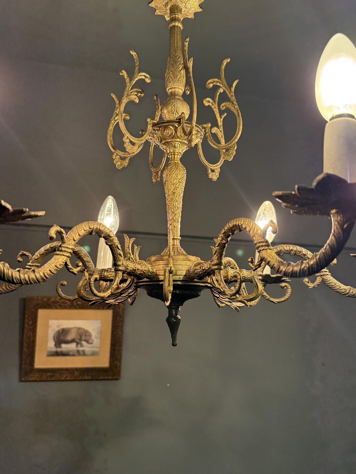 Candelabru vintage din alamă cu șase brațe și decorațiuni vegetale bogate. Diametru 60 cm, înălțime totală 78 cm, 6 becuri E14.
