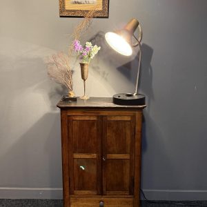 Dulăpior vechi din lemn, cu două uși, rafturi interioare detașabile și sertar. H 80 × L 54 × A 28 cm. Disponibil la Sertar Magic.