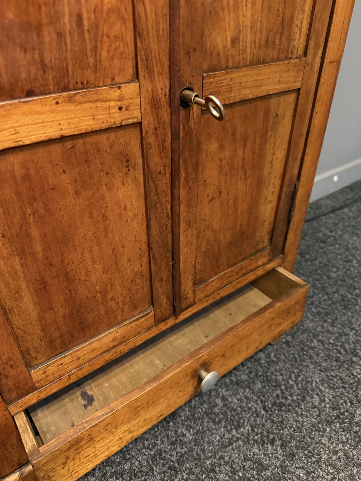 Dulăpior vechi din lemn, cu două uși, rafturi interioare detașabile și sertar. H 80 × L 54 × A 28 cm. Disponibil la Sertar Magic.