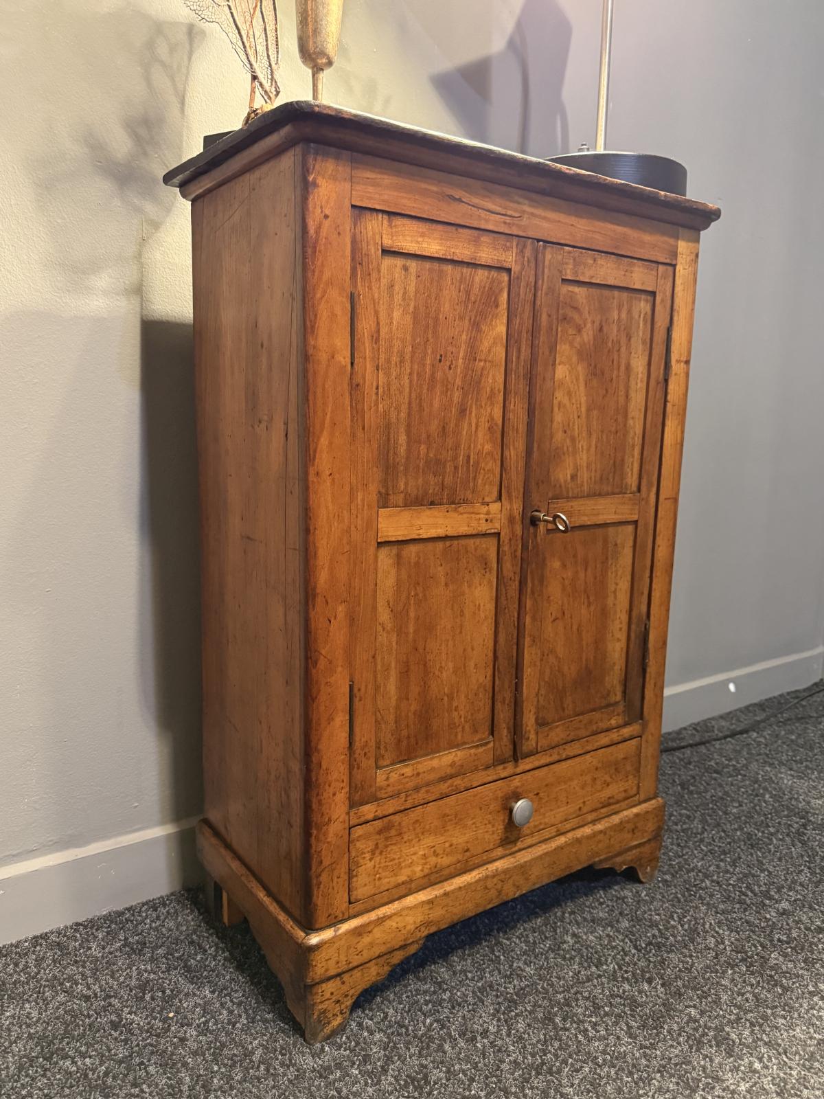 Dulăpior vechi din lemn, cu două uși, rafturi interioare detașabile și sertar. H 80 × L 54 × A 28 cm. Disponibil la Sertar Magic.