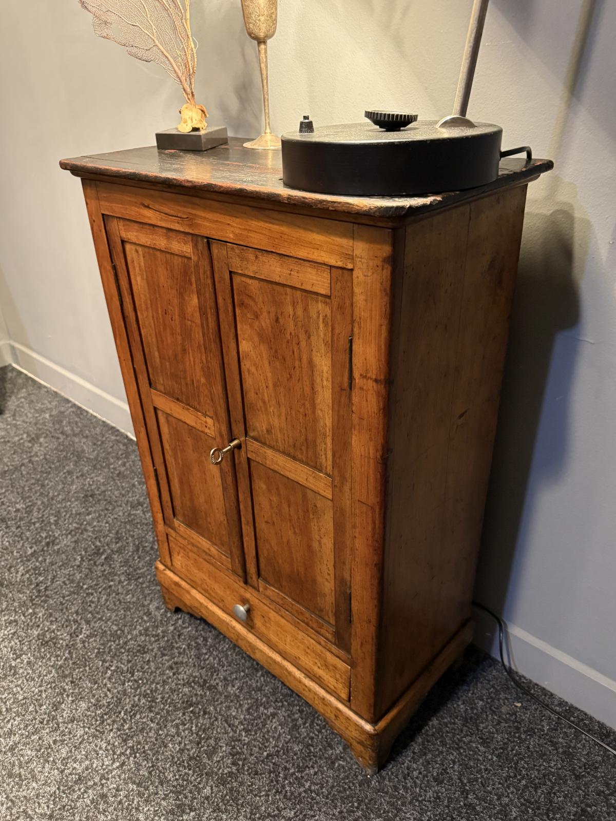 Dulăpior vechi din lemn, cu două uși, rafturi interioare detașabile și sertar. H 80 × L 54 × A 28 cm. Disponibil la Sertar Magic.