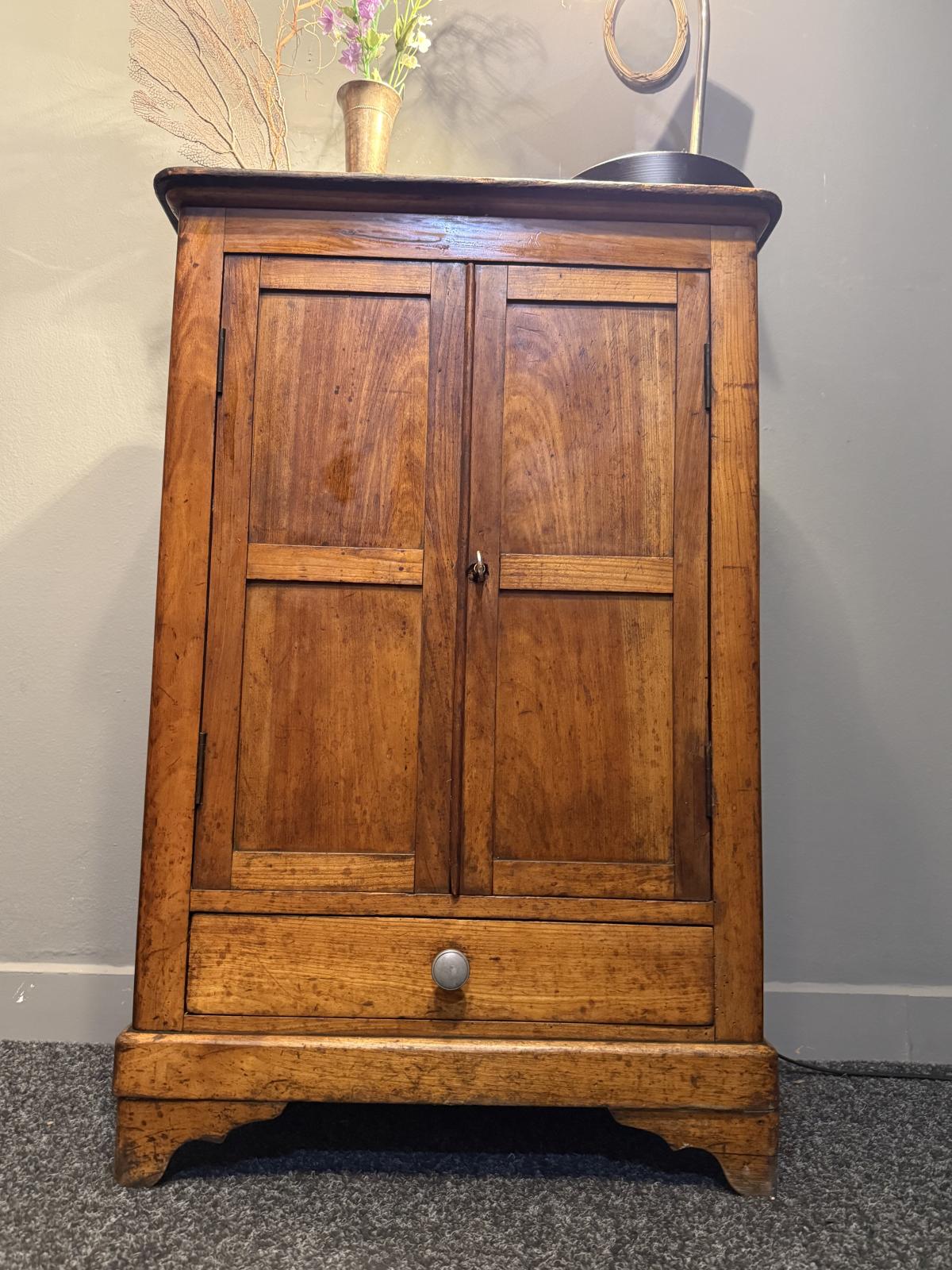 Dulăpior vechi din lemn, cu două uși, rafturi interioare detașabile și sertar. H 80 × L 54 × A 28 cm. Disponibil la Sertar Magic.