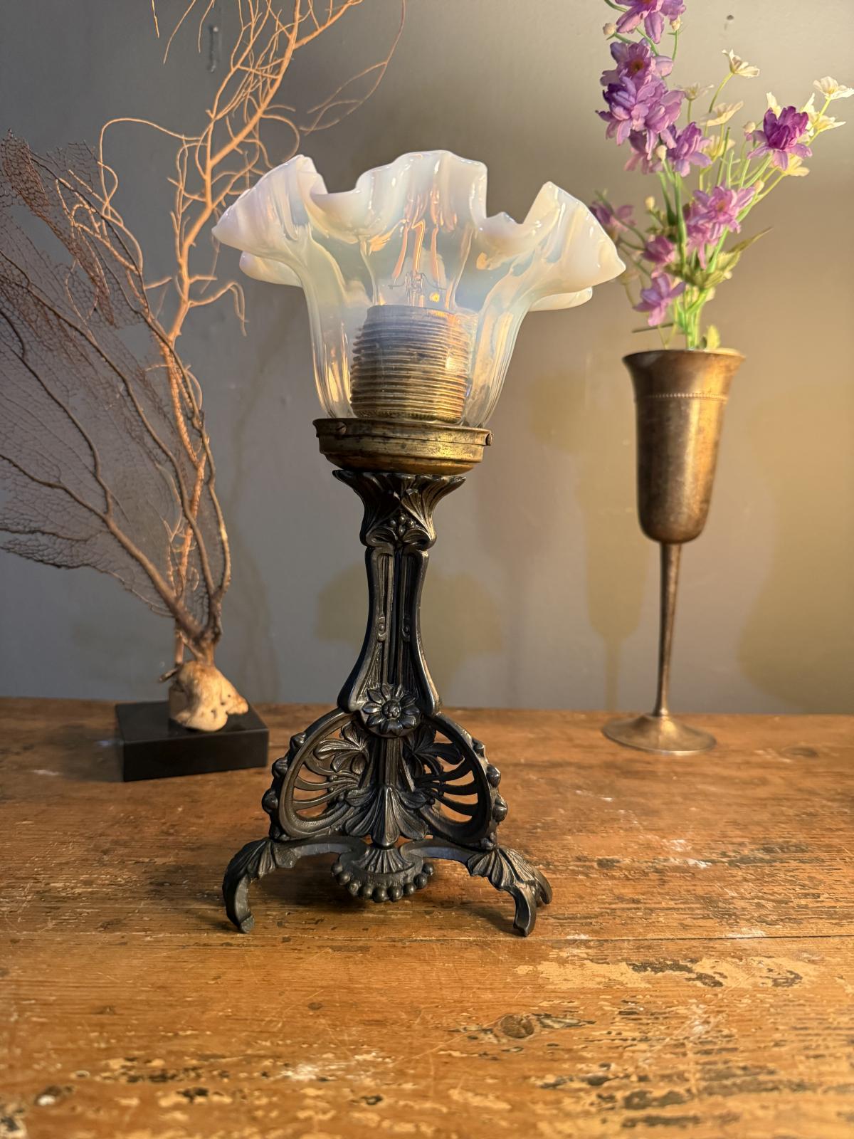 Lampă Art Nouveau din perioada 1900–1920, cu bază tripodală din zamac, abajur floral din sticlă opalescentă și instalație refăcută.