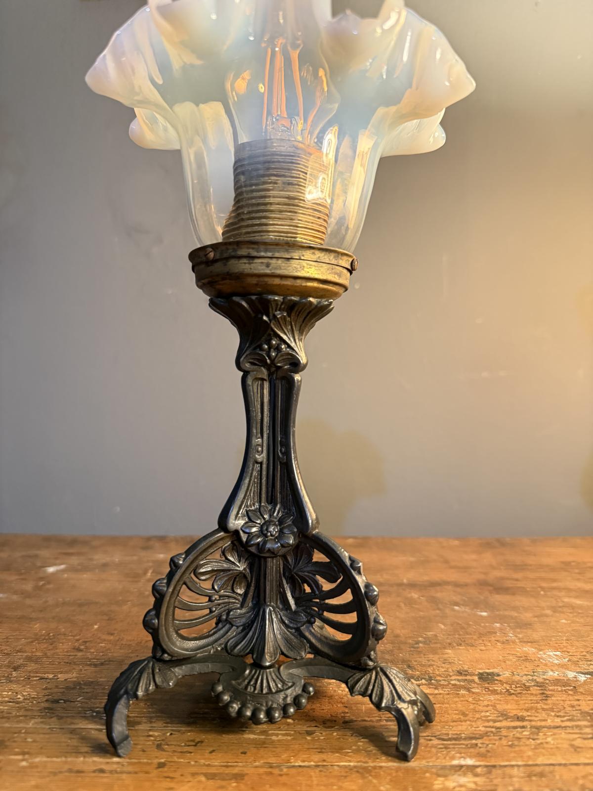 Lampă Art Nouveau din perioada 1900–1920, cu bază tripodală din zamac, abajur floral din sticlă opalescentă și instalație refăcută.