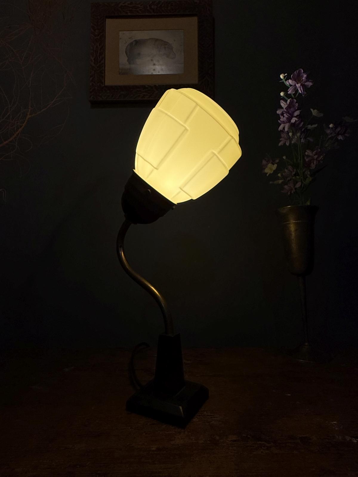 Lampă de masă unicat cu braț curbat din alamă și glob din opalin crem în stil Art Deco, realizată din piese vechi recuperate.