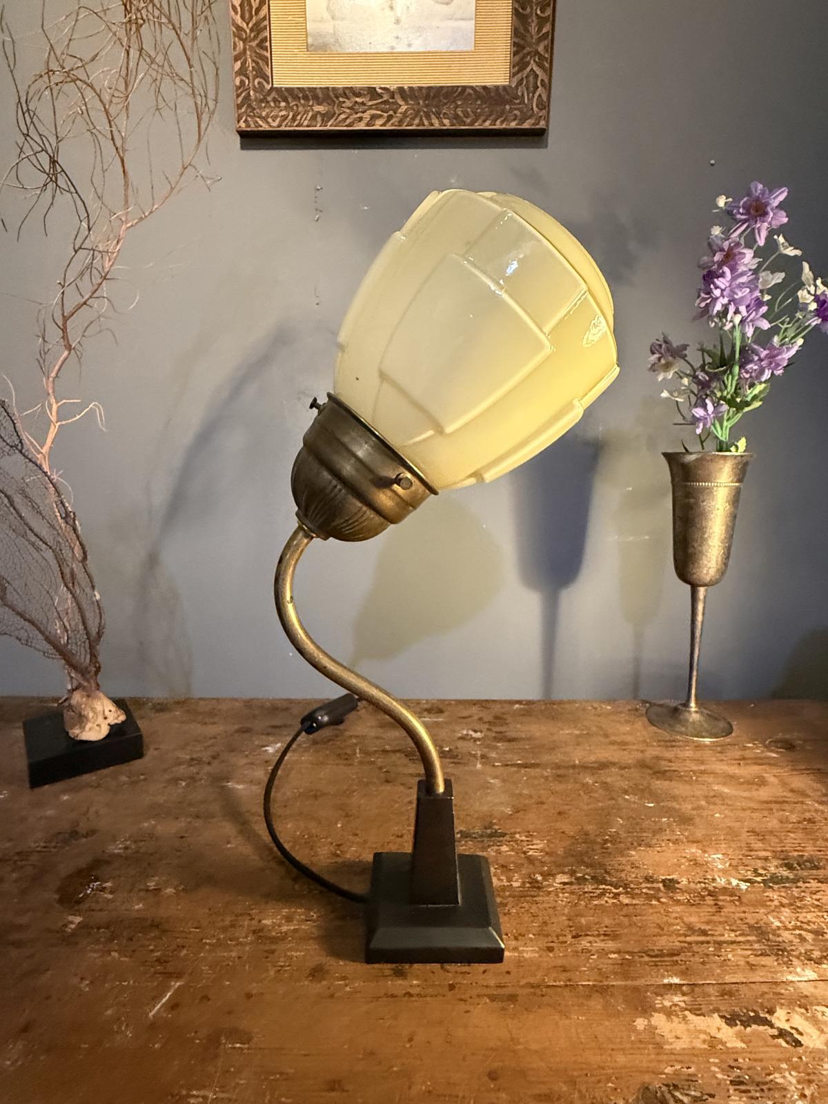Lampă de masă unicat cu braț curbat din alamă și glob din opalin crem în stil Art Deco, realizată din piese vechi recuperate.