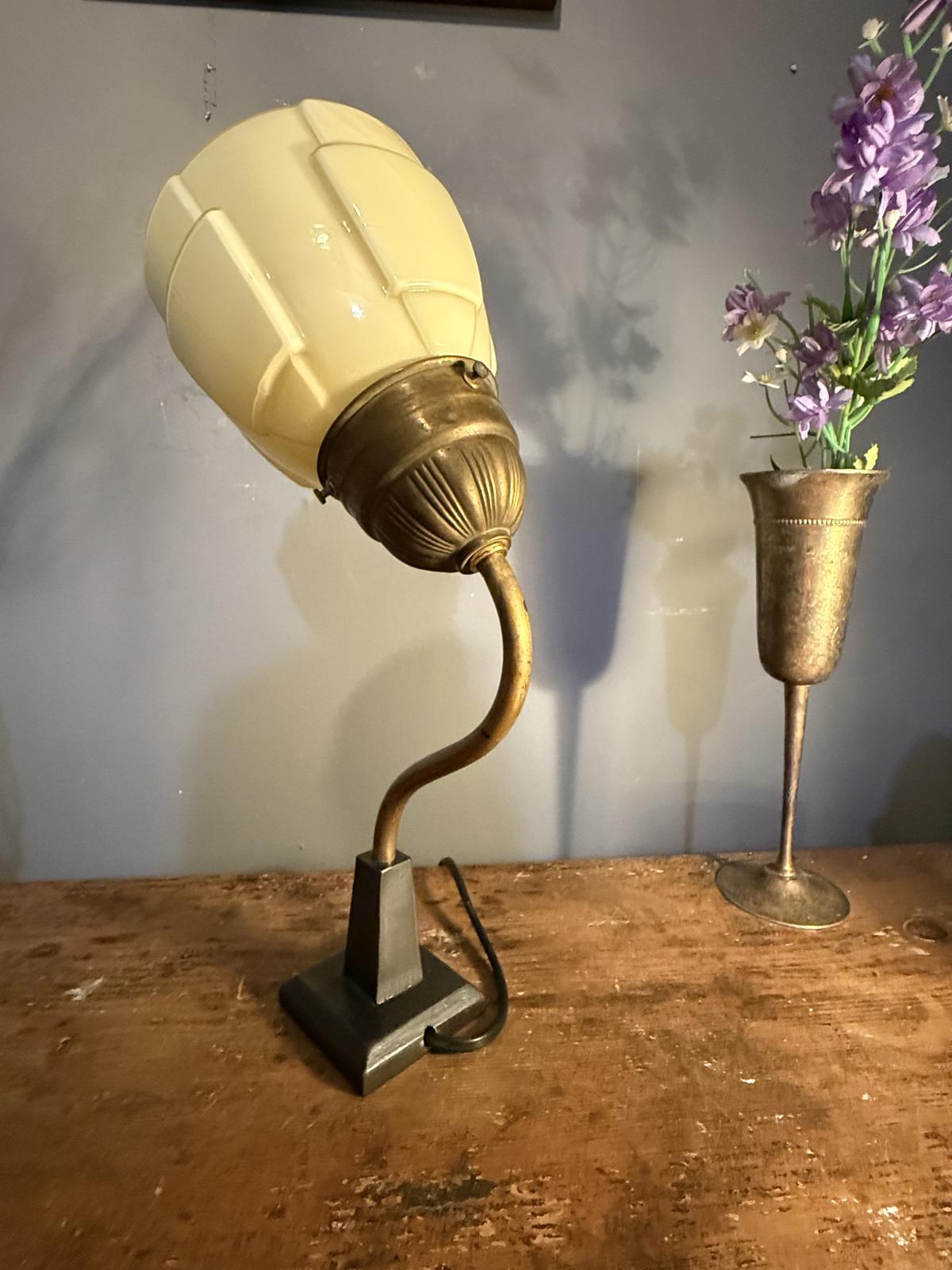 Lampă de masă unicat cu braț curbat din alamă și glob din opalin crem în stil Art Deco, realizată din piese vechi recuperate.