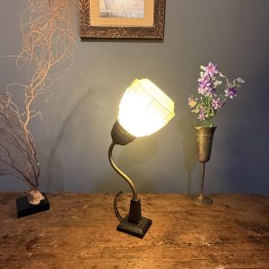 Lampă de masă unicat cu braț curbat din alamă și glob din opalin crem în stil Art Deco, realizată din piese vechi recuperate.