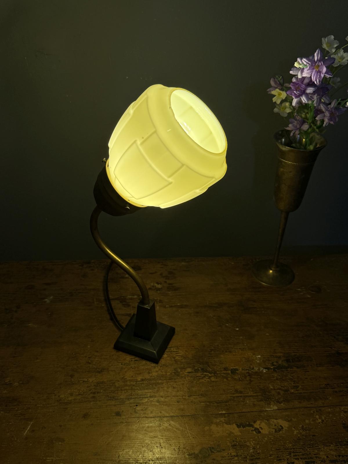 Lampă de masă unicat cu braț curbat din alamă și glob din opalin crem în stil Art Deco, realizată din piese vechi recuperate.