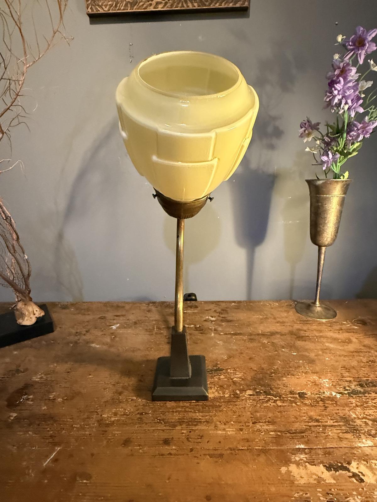 Lampă de masă unicat cu braț curbat din alamă și glob din opalin crem în stil Art Deco, realizată din piese vechi recuperate.