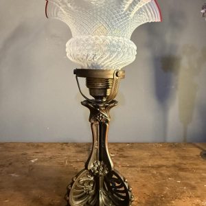 Lampă veche cu picior decorativ din zamac și glob din sticlă presată, cu margine ondulată roșie. Instalație electrică refăcută.