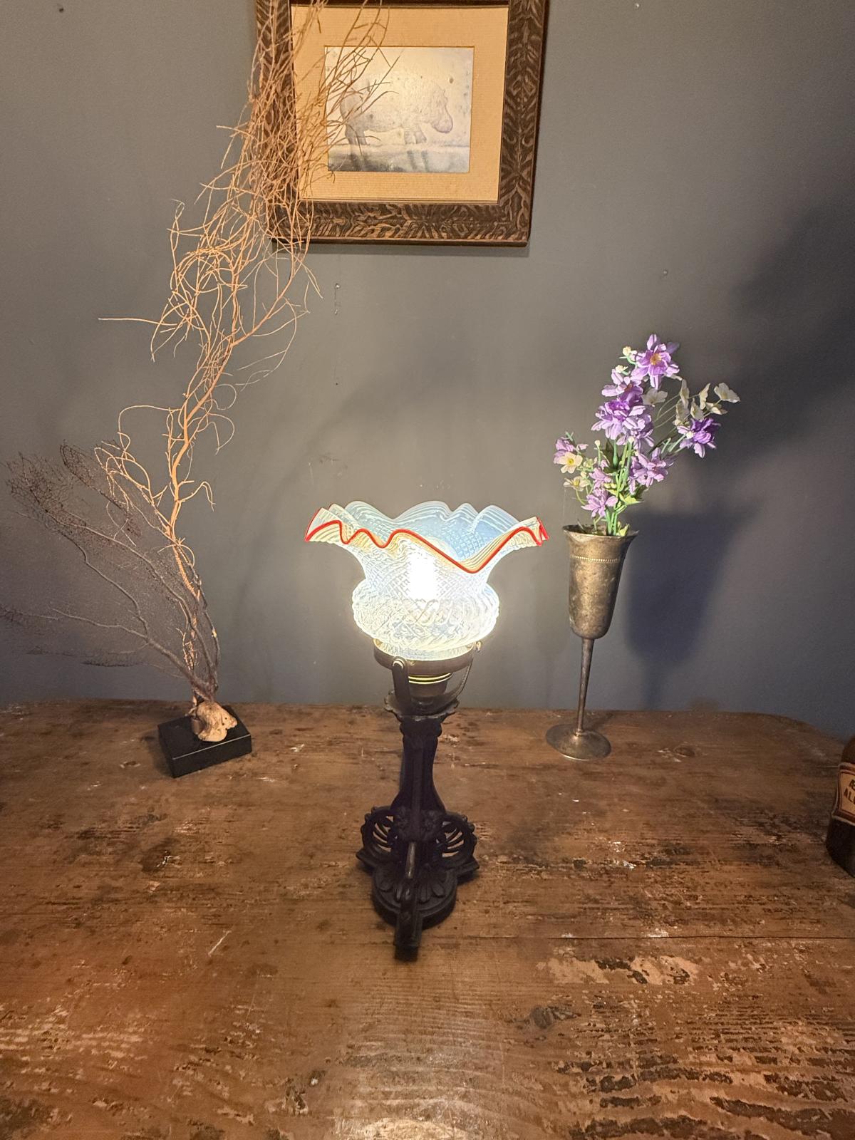 Lampă veche cu picior decorativ din zamac și glob din sticlă presată, cu margine ondulată roșie. Instalație electrică refăcută.