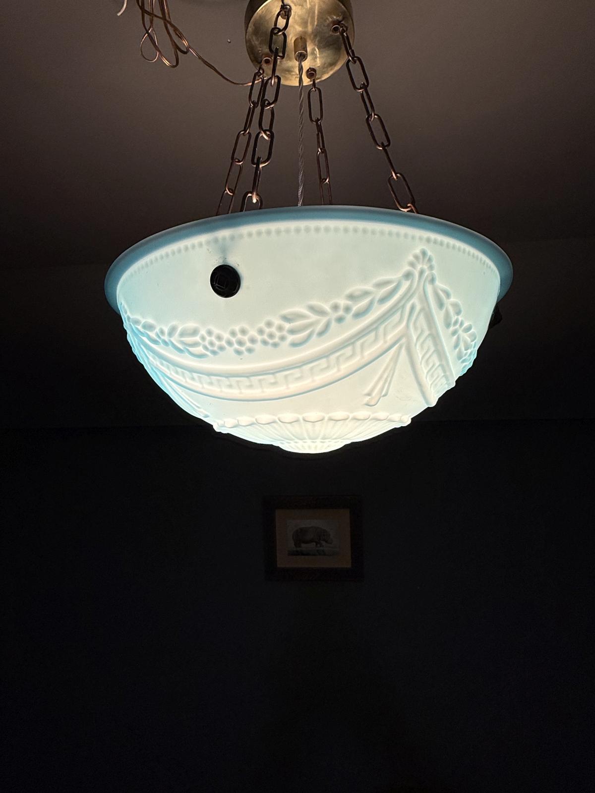 Lustră cu glob vechi din opalină bleu-turcoaz, decor în relief și montură modernă. Diametru 40 cm, cablu nou și fasung E24.