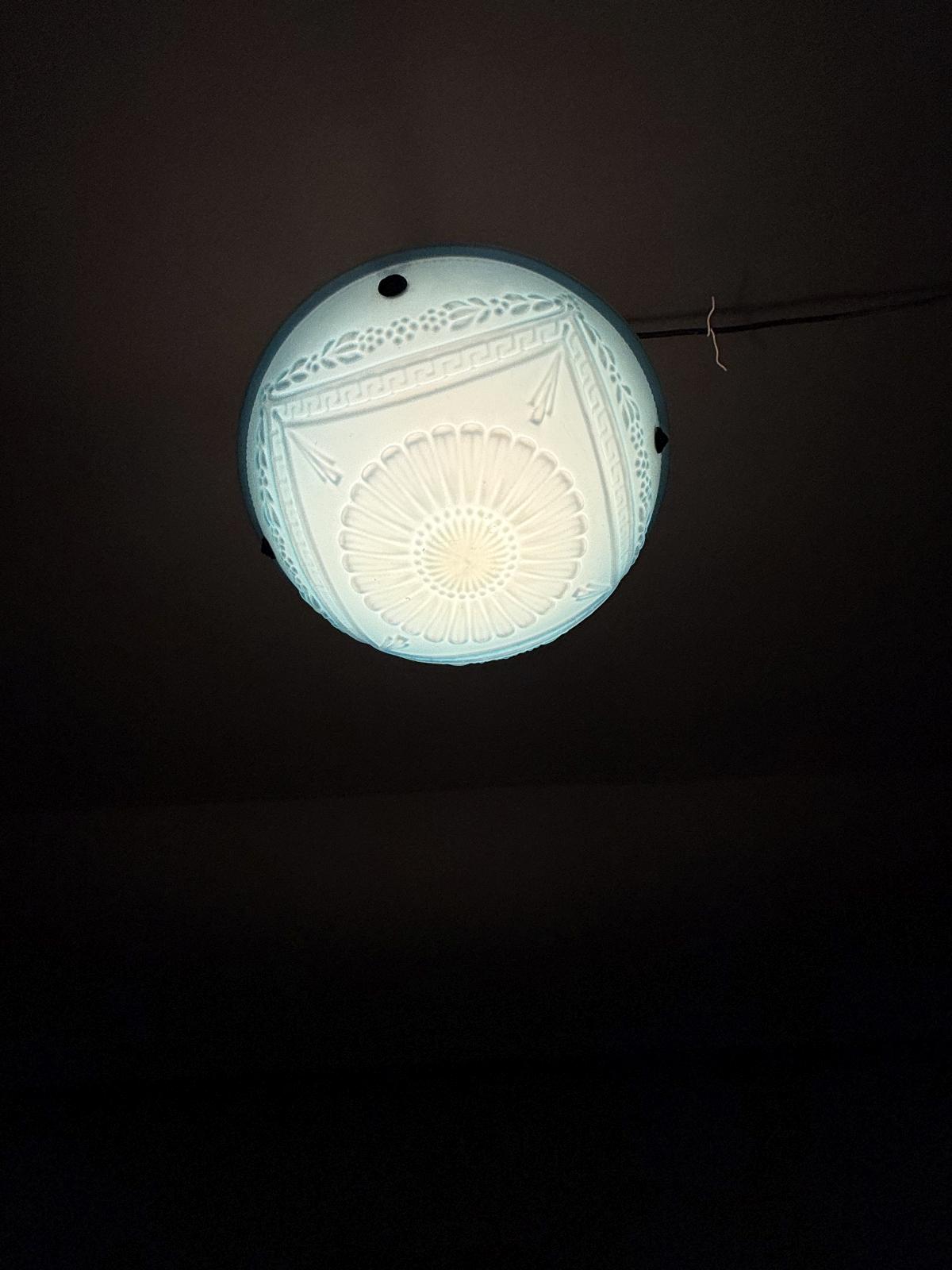 Lustră cu glob vechi din opalină bleu-turcoaz, decor în relief și montură modernă. Diametru 40 cm, cablu nou și fasung E24.
