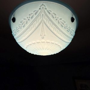 Lustră cu glob vechi din opalină bleu-turcoaz, decor în relief și montură modernă. Diametru 40 cm, cablu nou și fasung E24.
