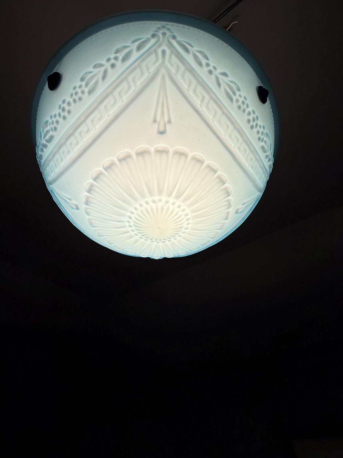 Lustră cu glob vechi din opalină bleu-turcoaz, decor în relief și montură modernă. Diametru 40 cm, cablu nou și fasung E24.