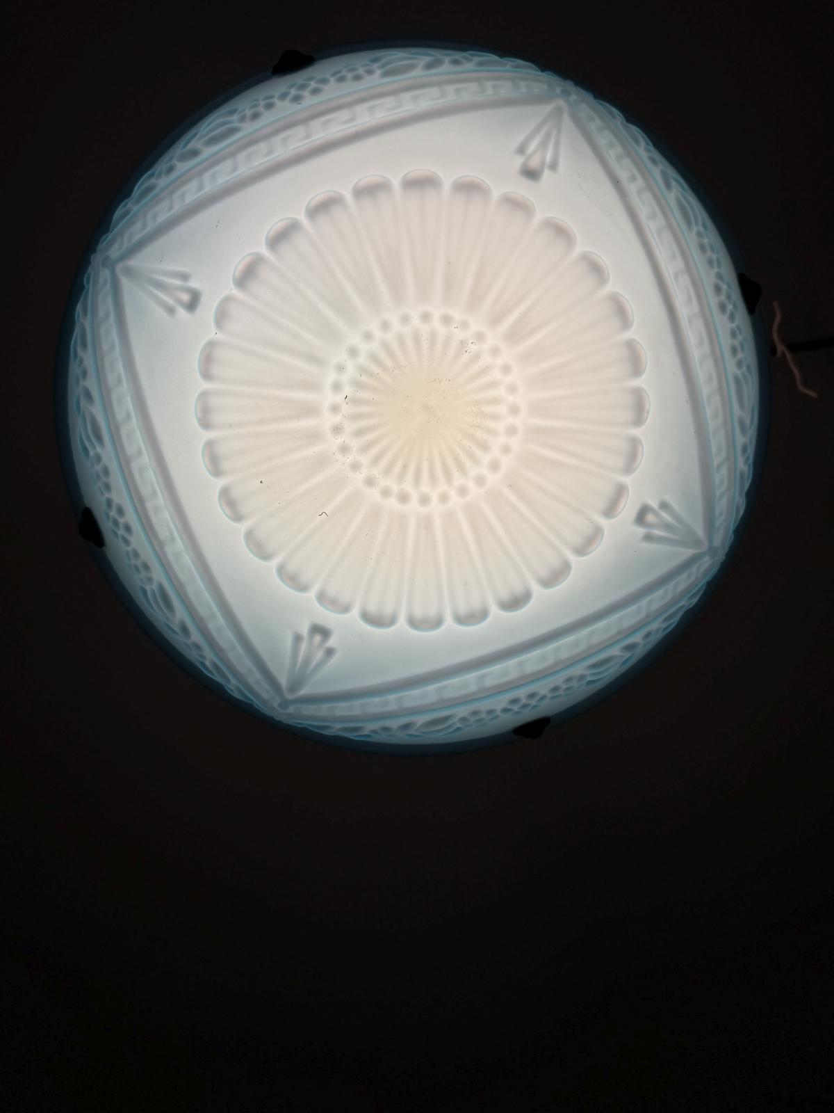Lustră cu glob vechi din opalină bleu-turcoaz, decor în relief și montură modernă. Diametru 40 cm, cablu nou și fasung E24.